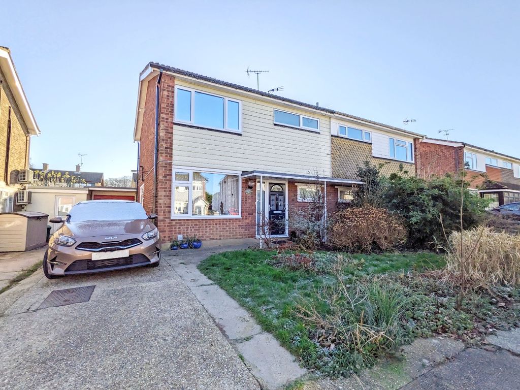 4 bed semidetached house for sale in The Finches, Thundersley, Essex