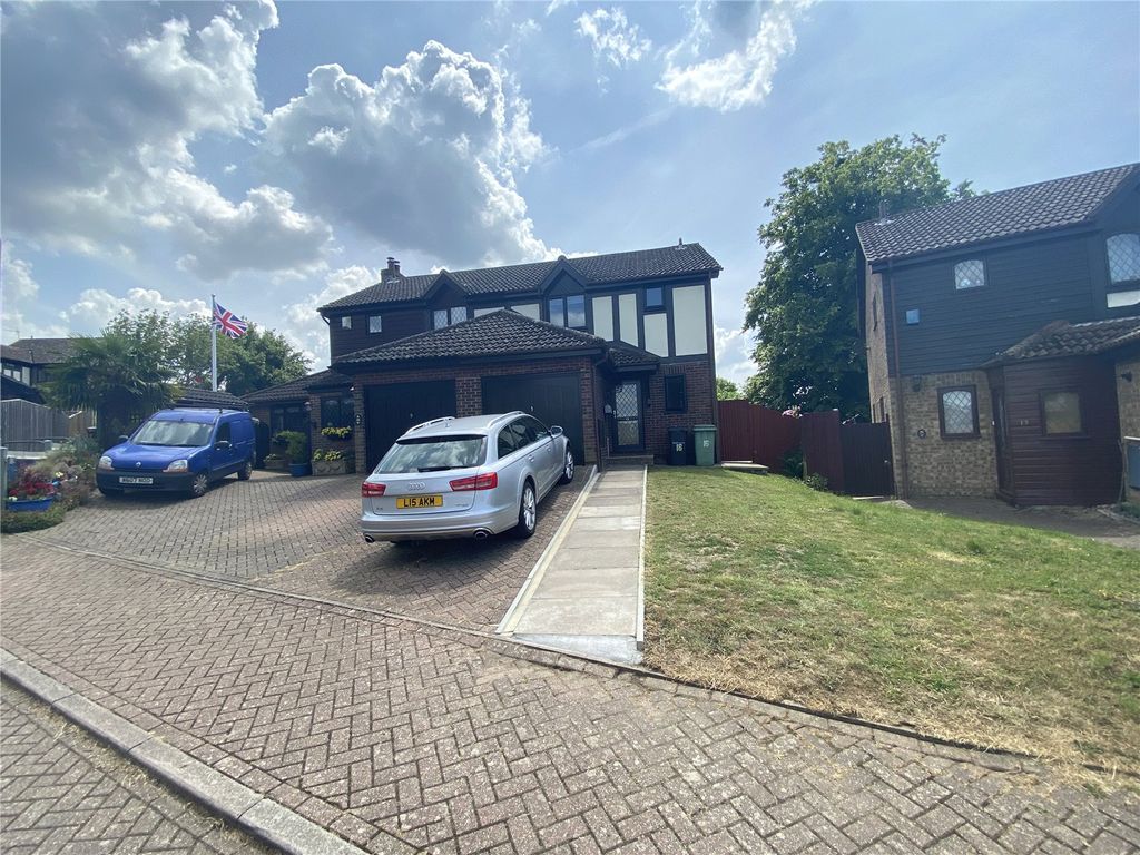 3 bed semidetached house to rent in Caernarvon Drive, Maidstone, Kent