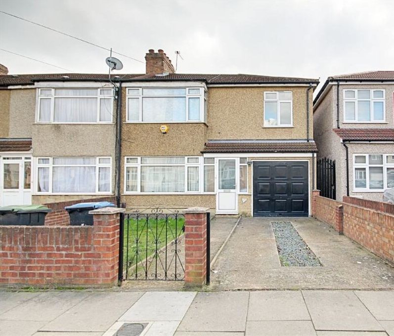4 bed end terrace house for sale in Albany Park Avenue, Enfield EN3, £