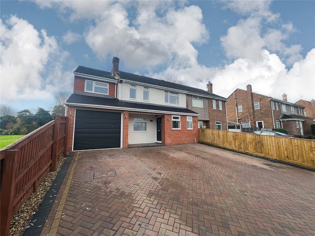 4 bed semidetached house for sale in Queens Drive, Swindon SN3, £