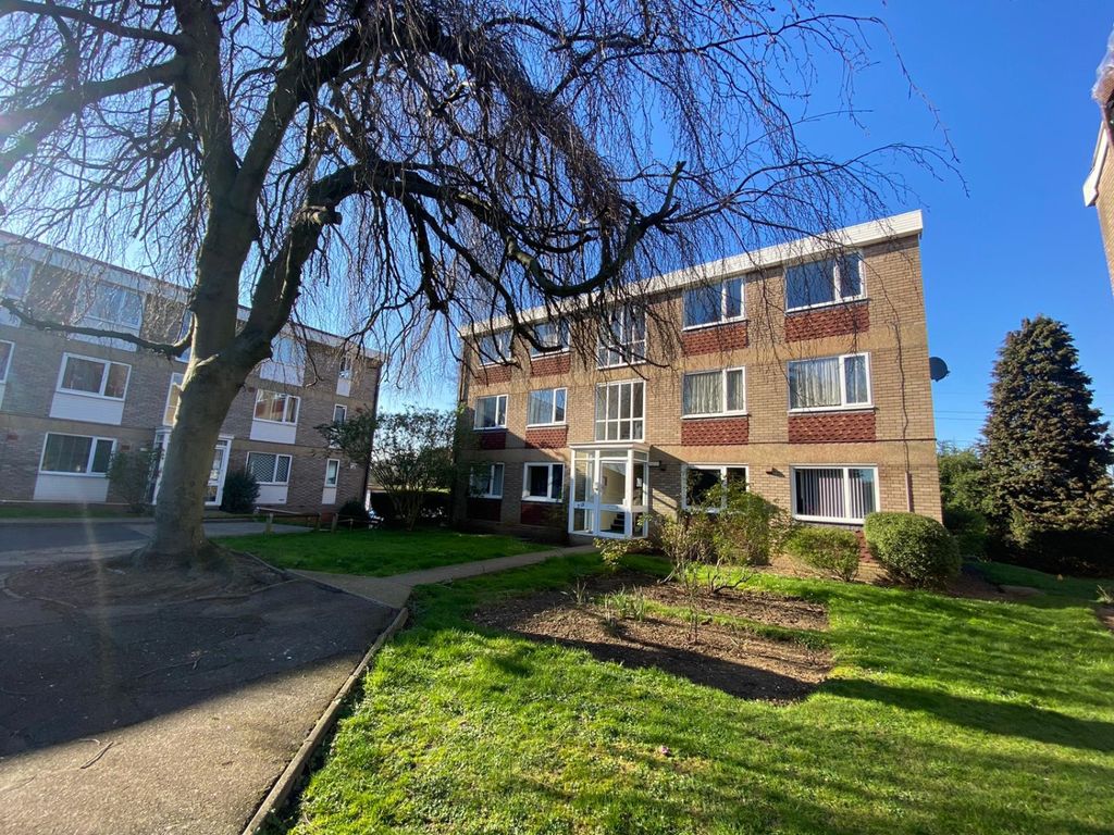 2 bed flat to rent in Langton Close, Addlestone KT15, £1,395 pcm Zoopla