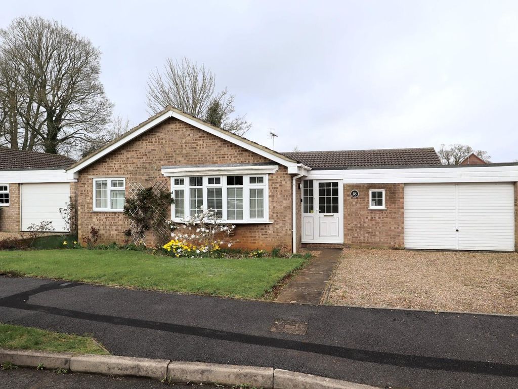 3 bed detached bungalow for sale in Poplar Close, Uppingham, Rutland