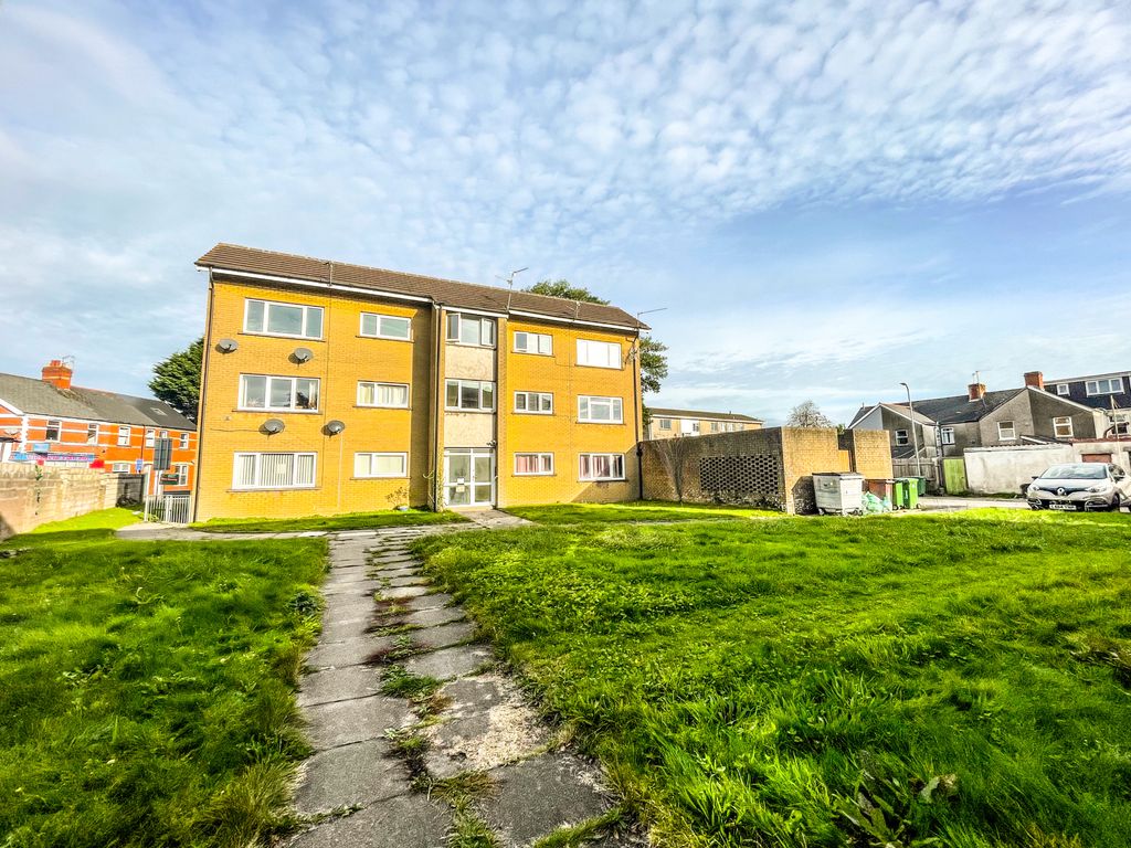 2 bed flat to rent in Trewartha Court, Whitchurch, Cardiff CF14, £950
