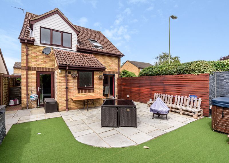 3 bed detached house for sale in Hazel Grove, Bicester OX26, £425,000