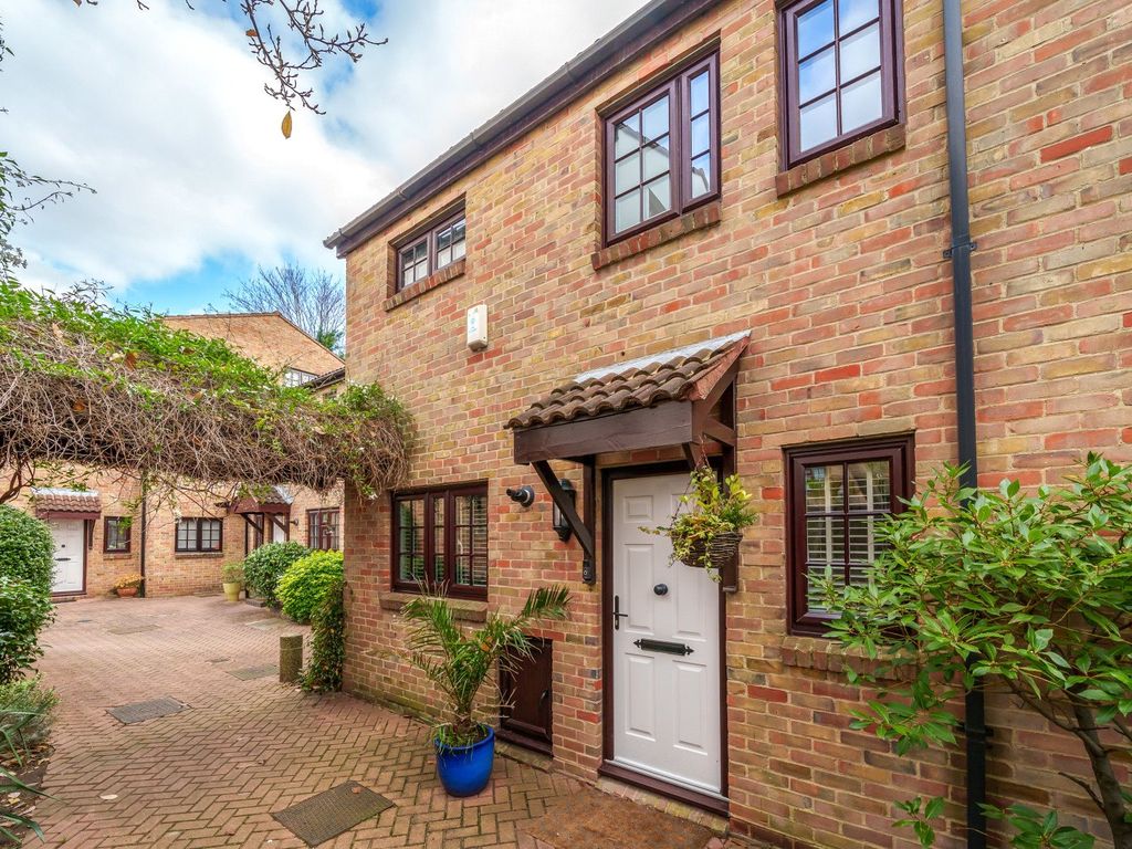 3 bed semidetached house for sale in The Farthings, Kingston Upon