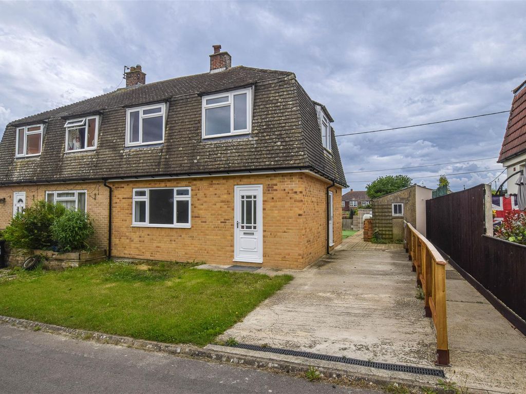 3 bed semidetached house for sale in Brooklands, Brinkworth