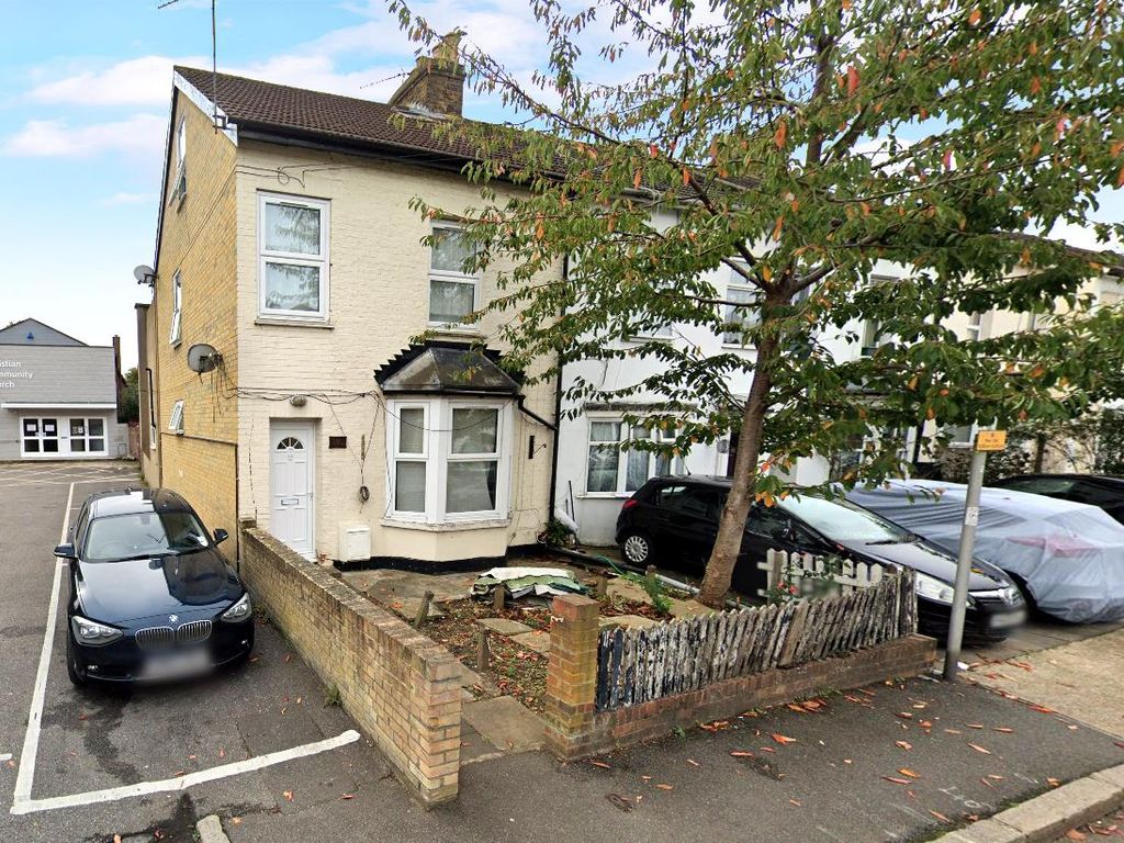 3 bed end terrace house to rent in Pears Road, Hounslow TW3, £2,400 pcm