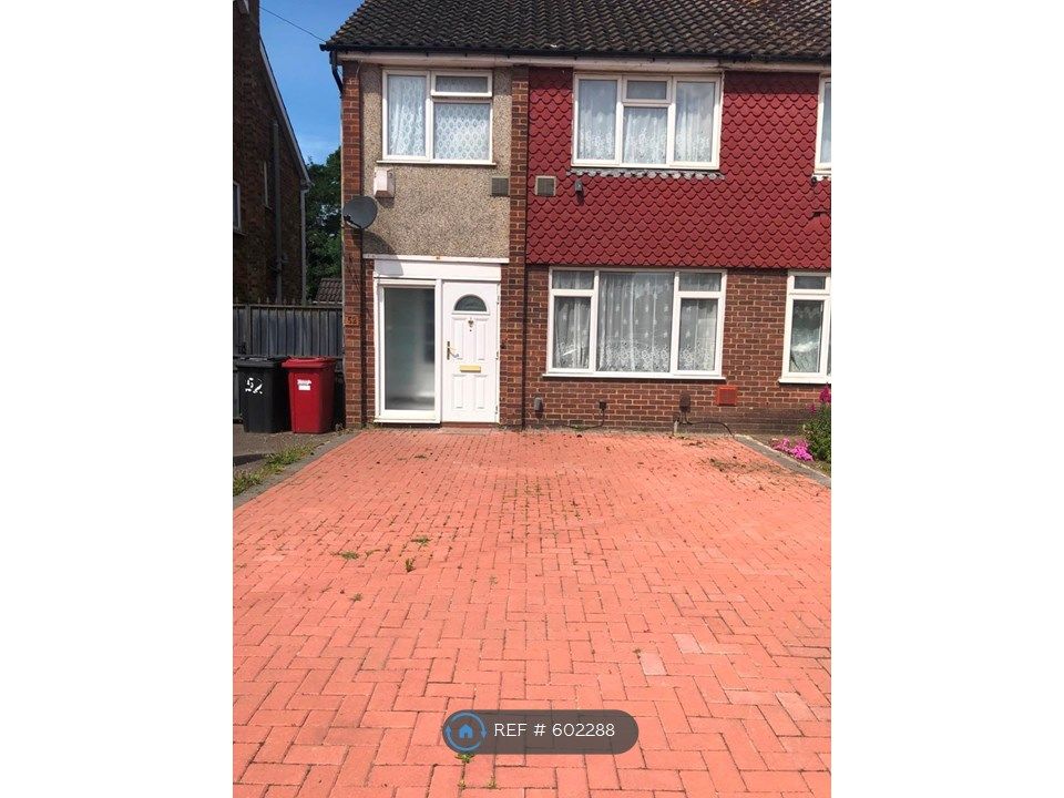 3 bed semidetached house to rent in Coleridge Crescent, Slough SL3