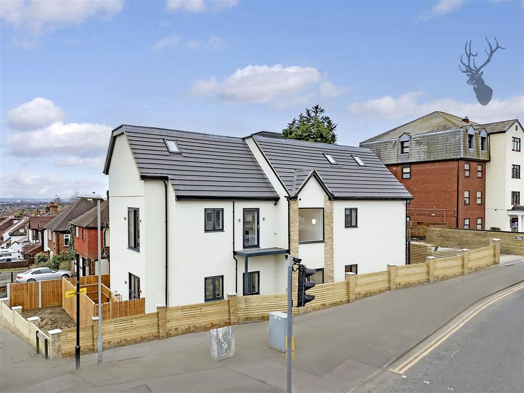 1 bed flat to rent in Crossways, Manor Road, Chigwell IG7, £1,850 pcm