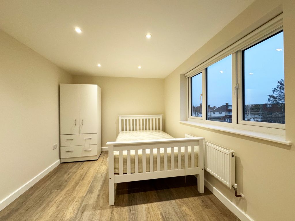 Studio to rent in Cardington Square, Hounslow TW4, £900 pcm Zoopla