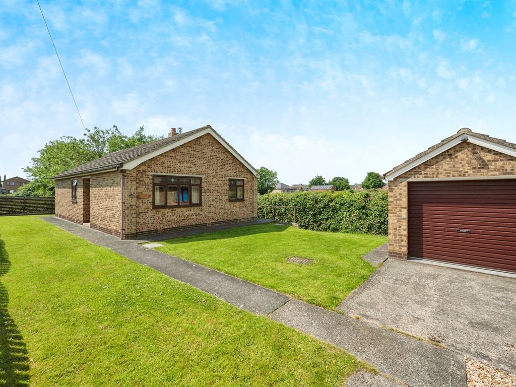 3 bed detached bungalow for sale in St. Helens Close, Thurnscoe