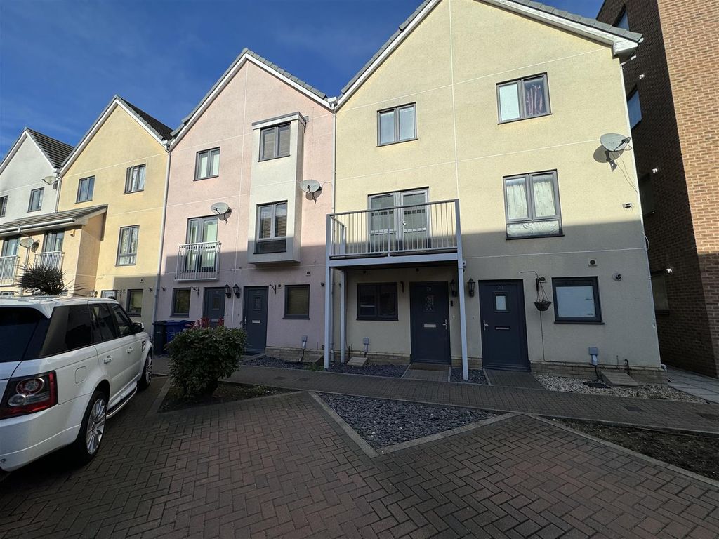4 bed terraced house for sale in Draper Close, Grays RM20, £400,000