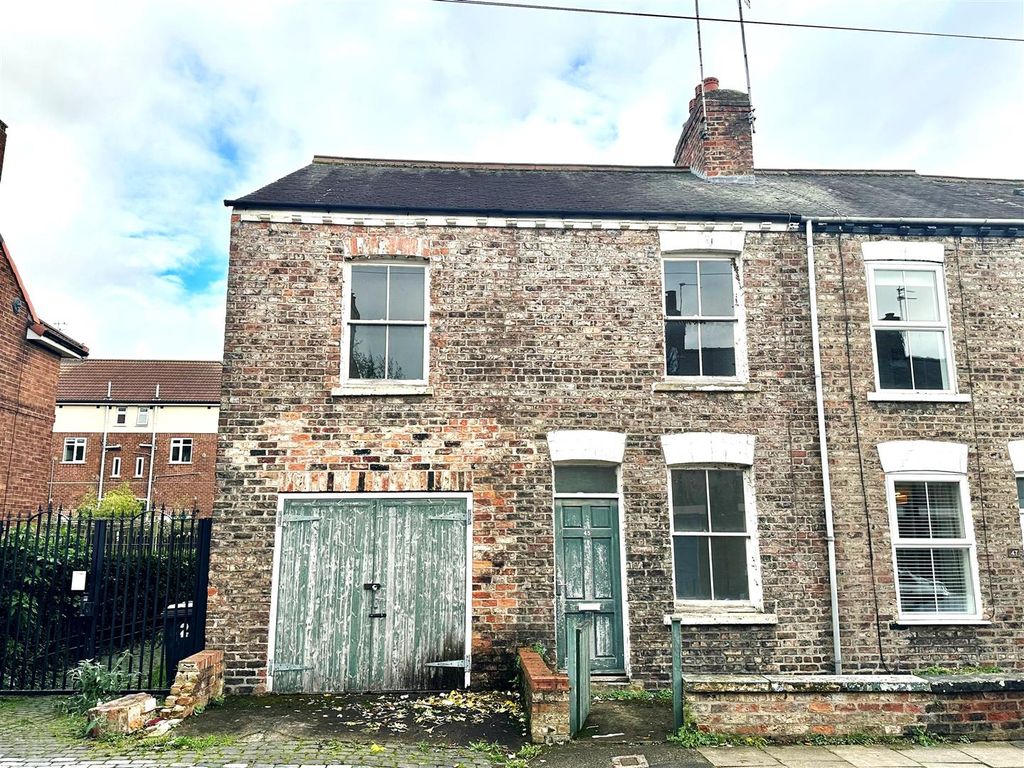 3 bed town house for sale in Dale Street, York YO23, £250,000 Zoopla