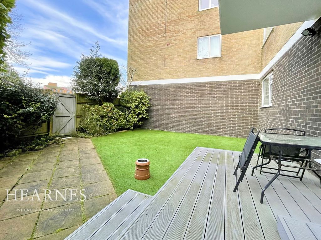 2 bed flat for sale in Wimborne Road, Meyrick Park, Bournemouth BH2, £