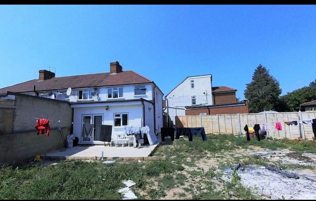 3 bed end terrace house for sale in Lonsdale Road, Southall UB2, £