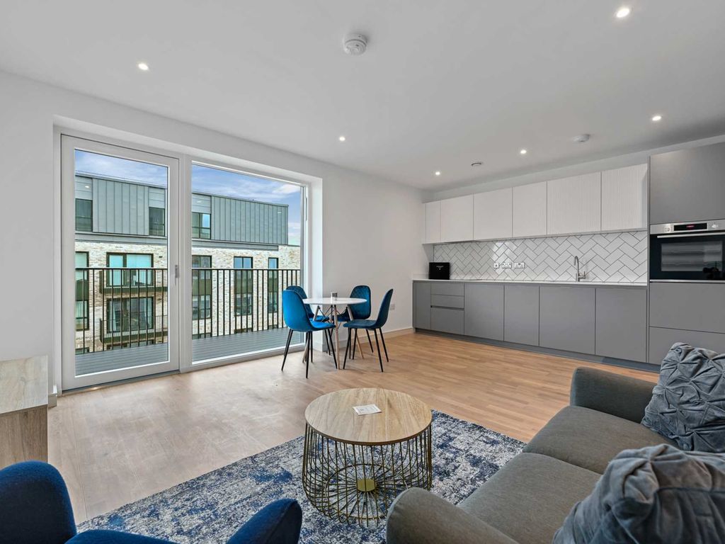 1 bed flat to rent in Greenleaf Walk, Southall UB1, £1,600 pcm Zoopla