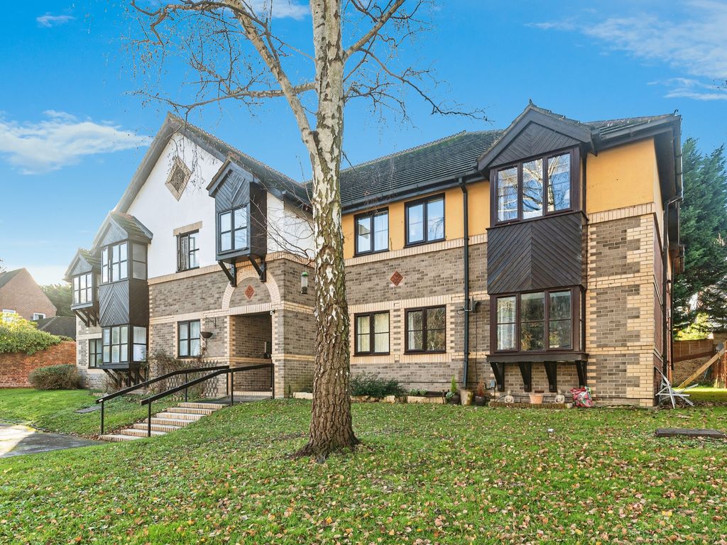 2 bed flat for sale in Walkers Place, Reading RG30, £220,000 Zoopla