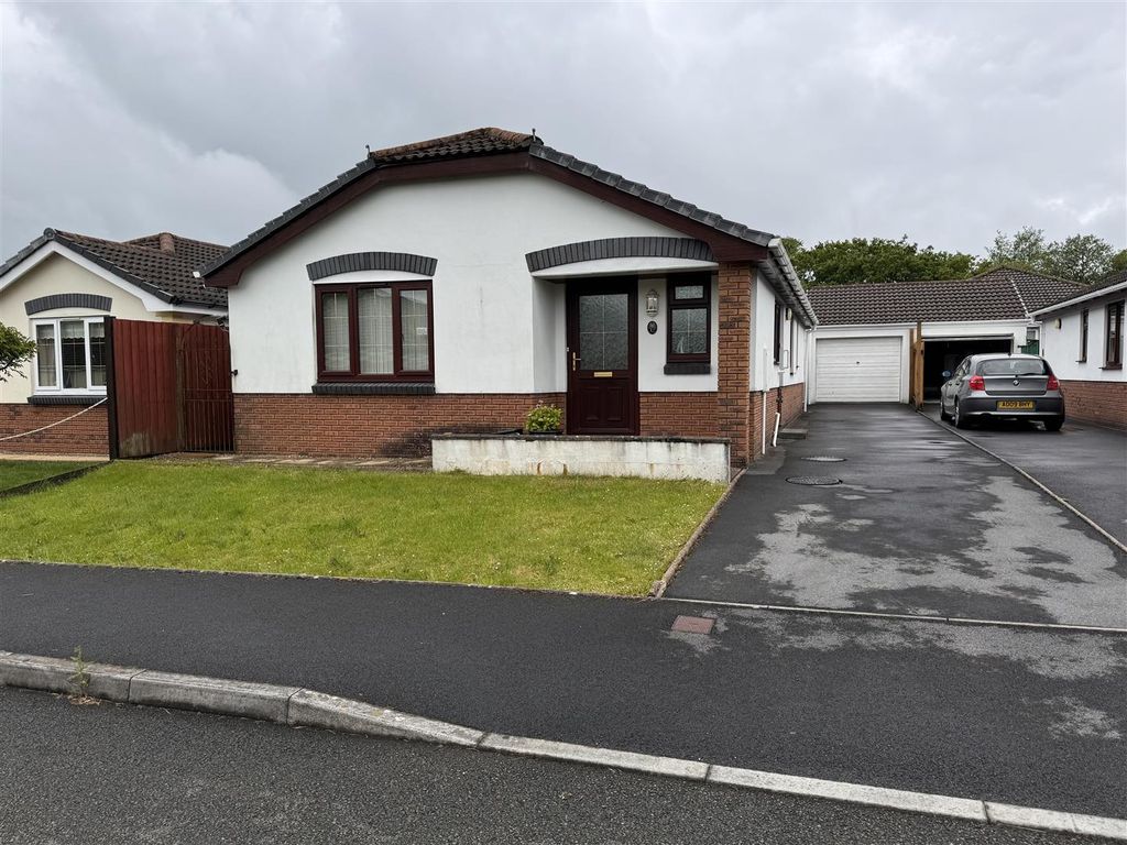 3 bed detached bungalow for sale in Gilfach Y Gog, Penygroes, Llanelli