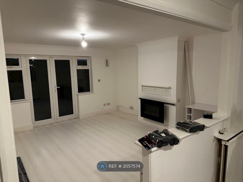 3 bed terraced house to rent in Carron Court, Bletchley, Milton Keynes