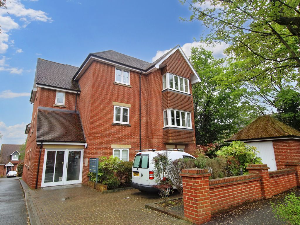 2 bed flat to rent in Tegan Court (Ref Lc999), Sutton SM2, £2,000 pcm