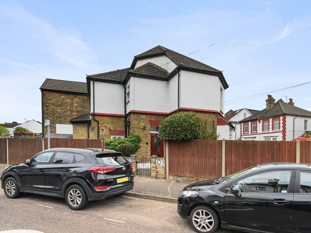 3 bed end terrace house for sale in Montpelier Road, Sutton SM1, £