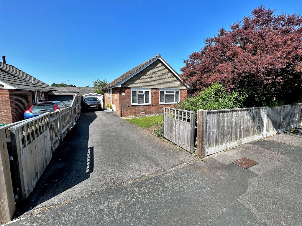 2 bed detached bungalow for sale in The Mead, Hythe, Southampton SO45