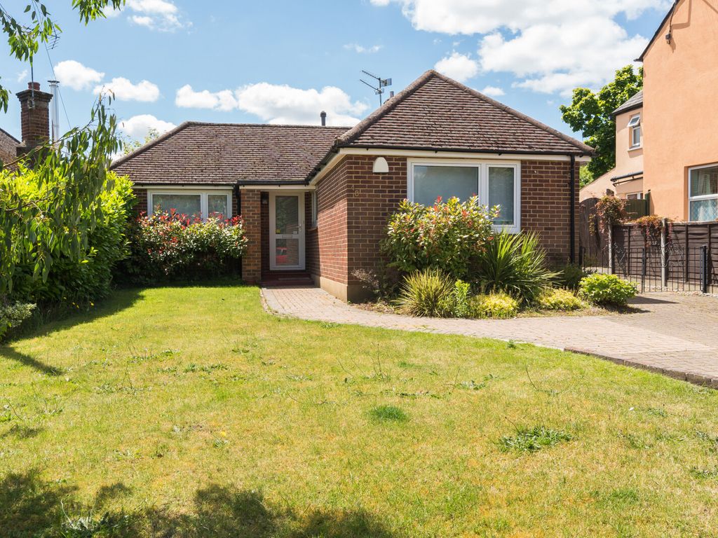 2 bed bungalow for sale in Barnby Road, Knaphill, Woking GU21, £495,000