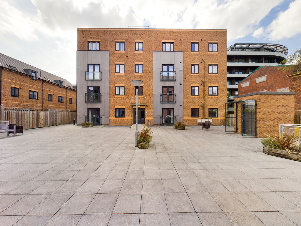 2 bed flat for sale in Woodfield Road, Broadheath, Altrincham WA14 Zoopla