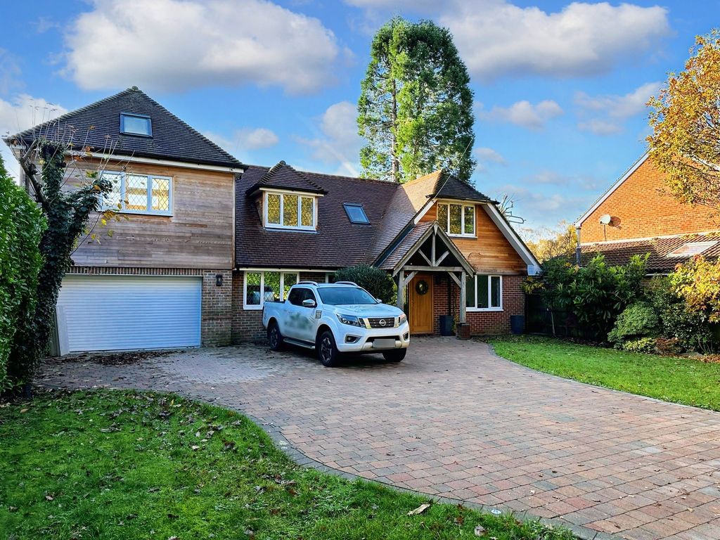 4 bed detached house for sale in North Road, Dibden Purlieu SO45, £