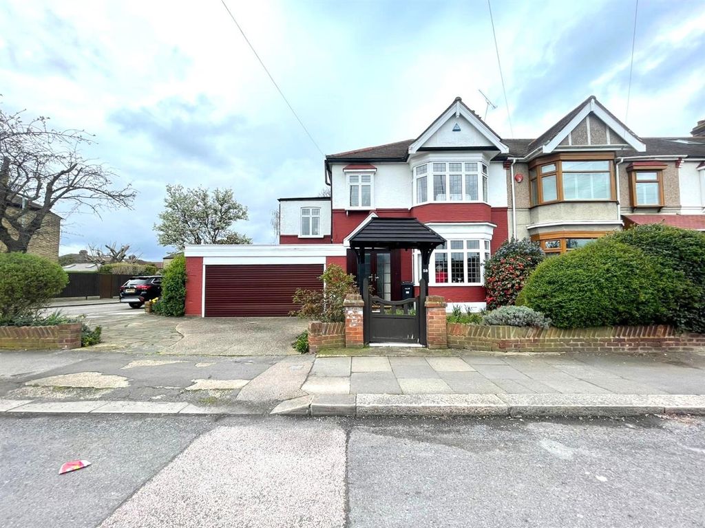 4 bed end terrace house for sale in Wanstead Lane, Cranbrook, Ilford