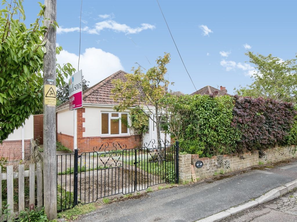 2 bed detached bungalow for sale in Rosedale Avenue, Romsey SO51, £