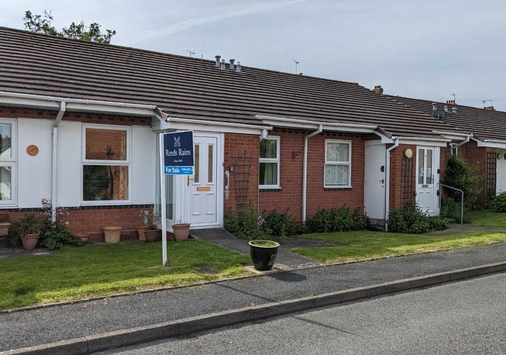 2 bed bungalow for sale in Burford Gardens, Evesham, Worcestershire