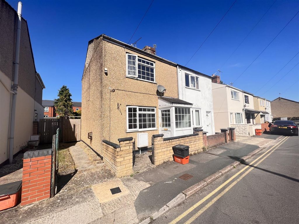 3 bed semidetached house for sale in Hawkins Street, Swindon SN2, £