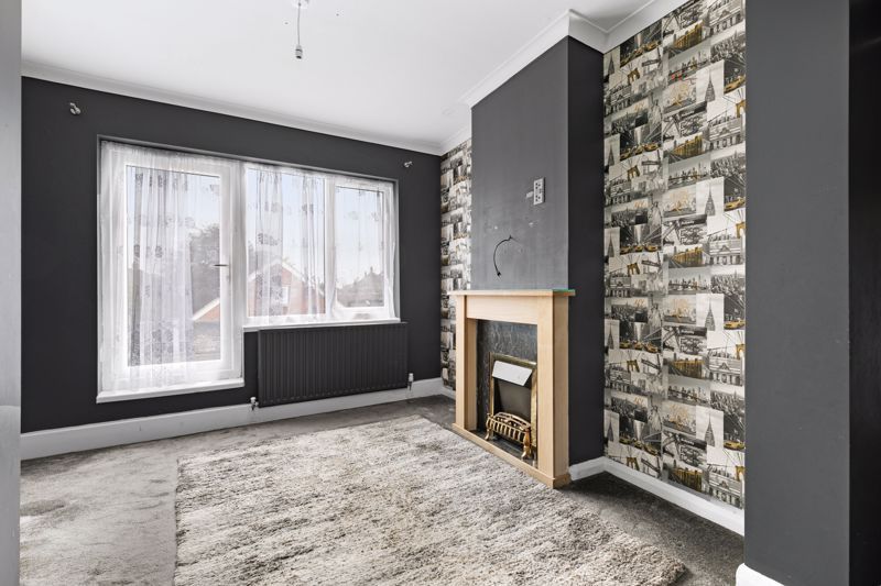 4 bed flat to rent in Molesey Road, WaltonOnThames KT12, £2,200 pcm