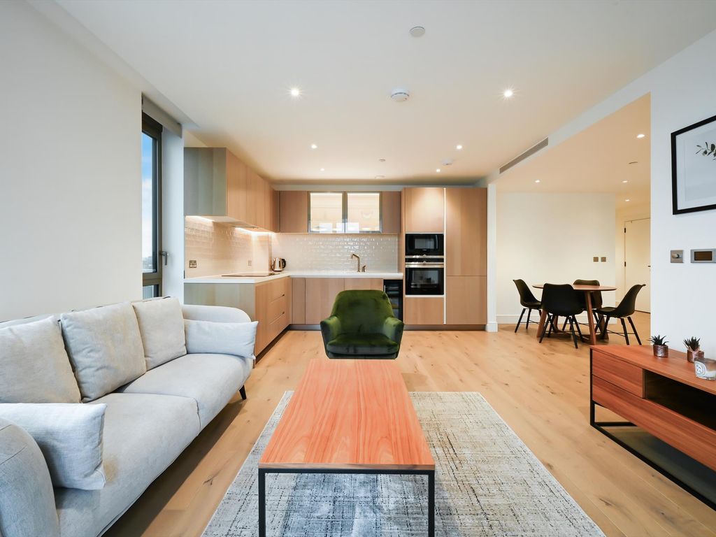 2 bed flat to rent in Radley House, Prince Of Wales Drive, London SW11