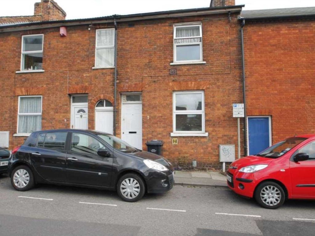 2 bed terraced house to rent in Gadsby Street, Bedford MK40, £1,000 pcm