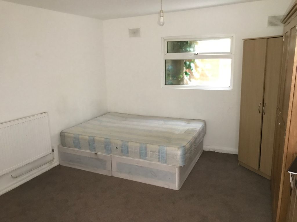 Studio to rent in Hanworth Road, Hounslow TW3, £600 pcm Zoopla