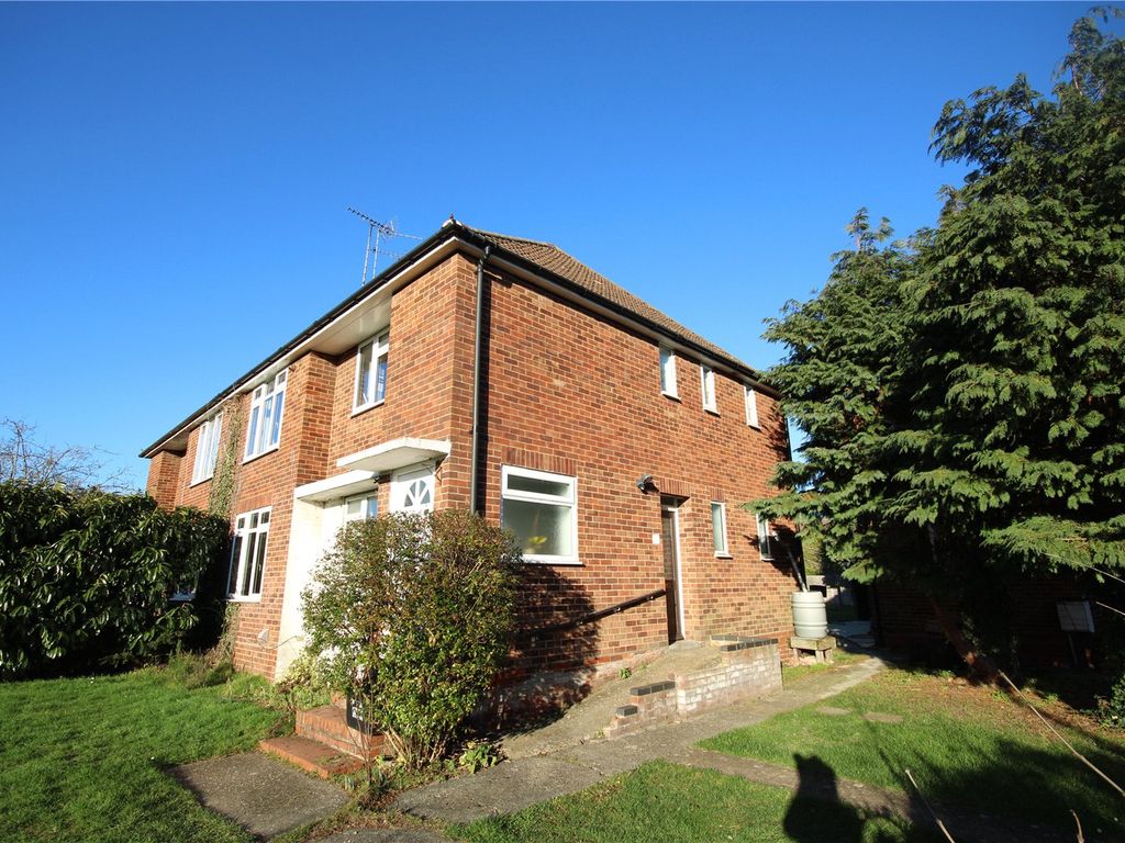 2 bed to rent in Church Road, Woodley, Reading, Berkshire
