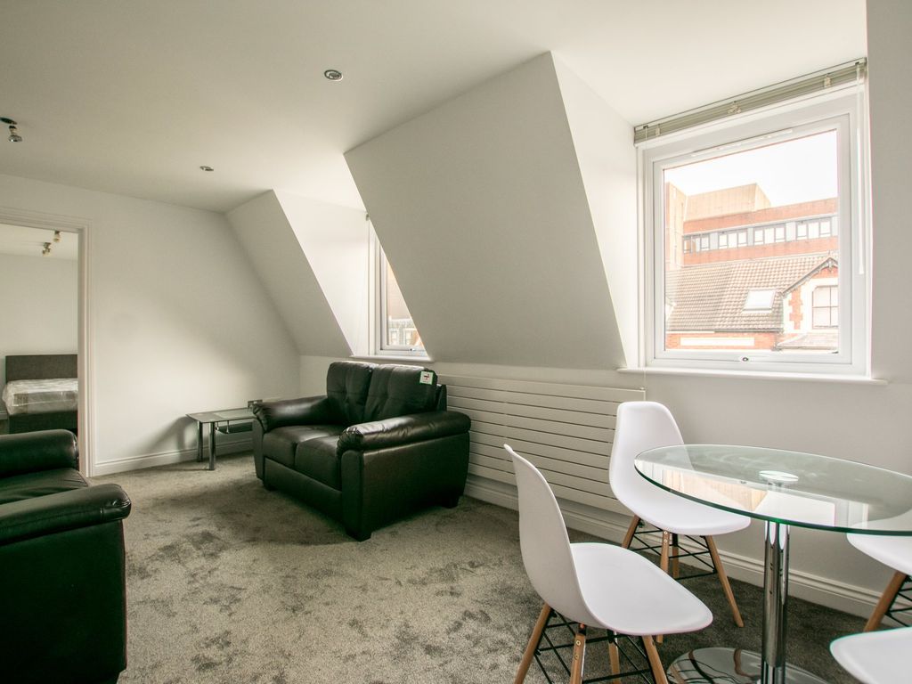 2 bed flat to rent in Milton Road, Swindon SN1, £950 pcm Zoopla