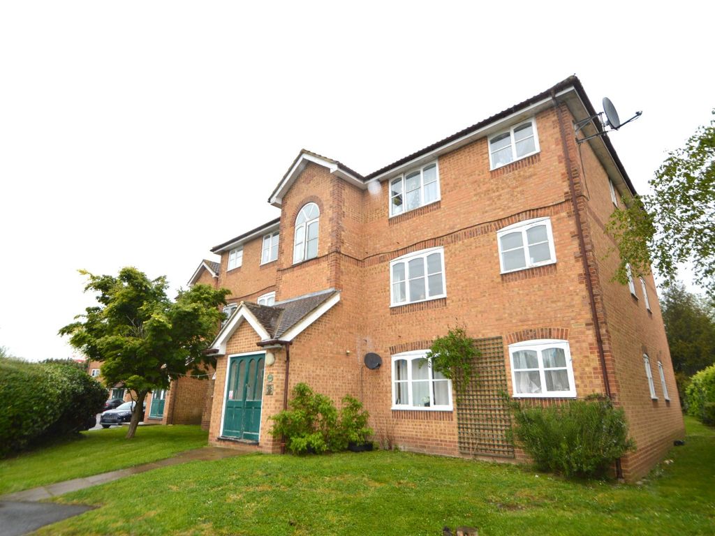 1 bed flat to rent in Worcester Gardens, Slough, Berkshire SL1, £1,000 pcm Zoopla