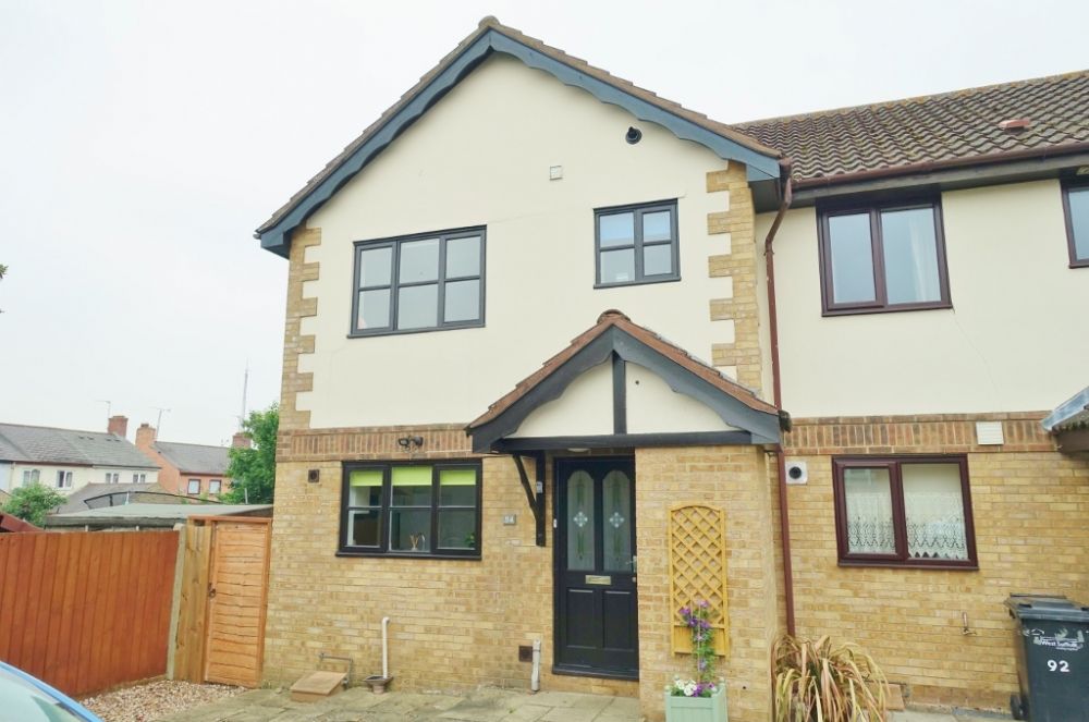 3 bed semidetached house to rent in Barry Lynham Drive, Newmarket CB8