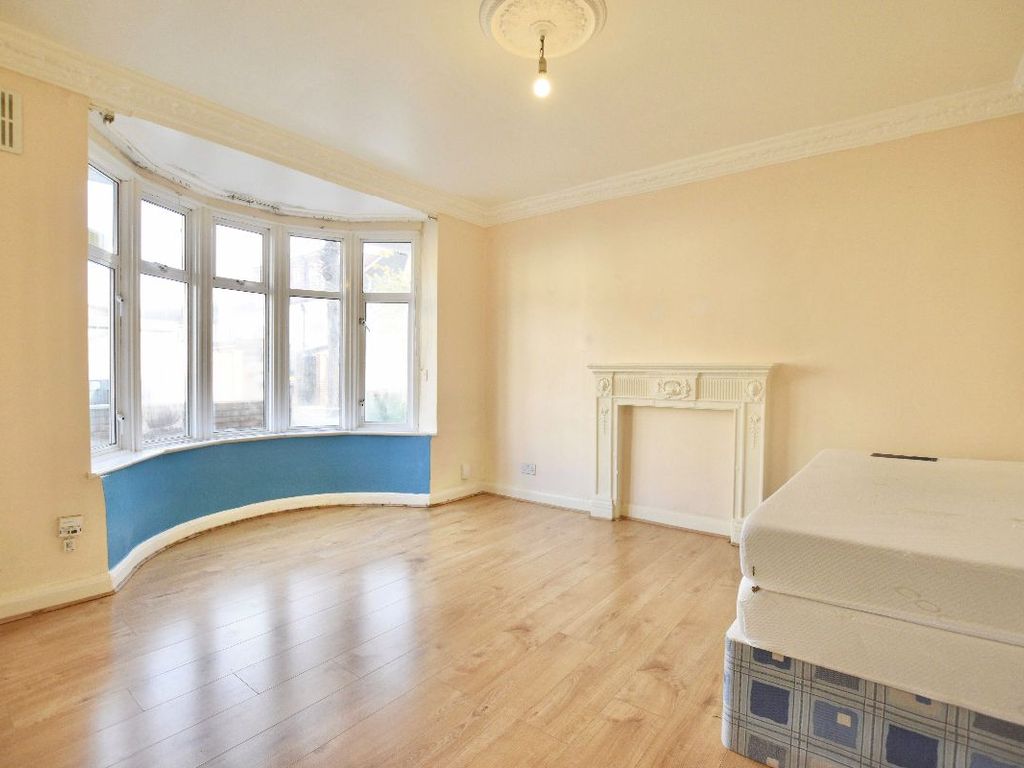 3 bed flat to rent in Meanley Road, Manor Park E12, £1,700 pcm Zoopla
