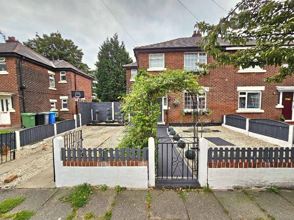 3 bed semidetached house to rent in Barton Road, Stretford, Manchester