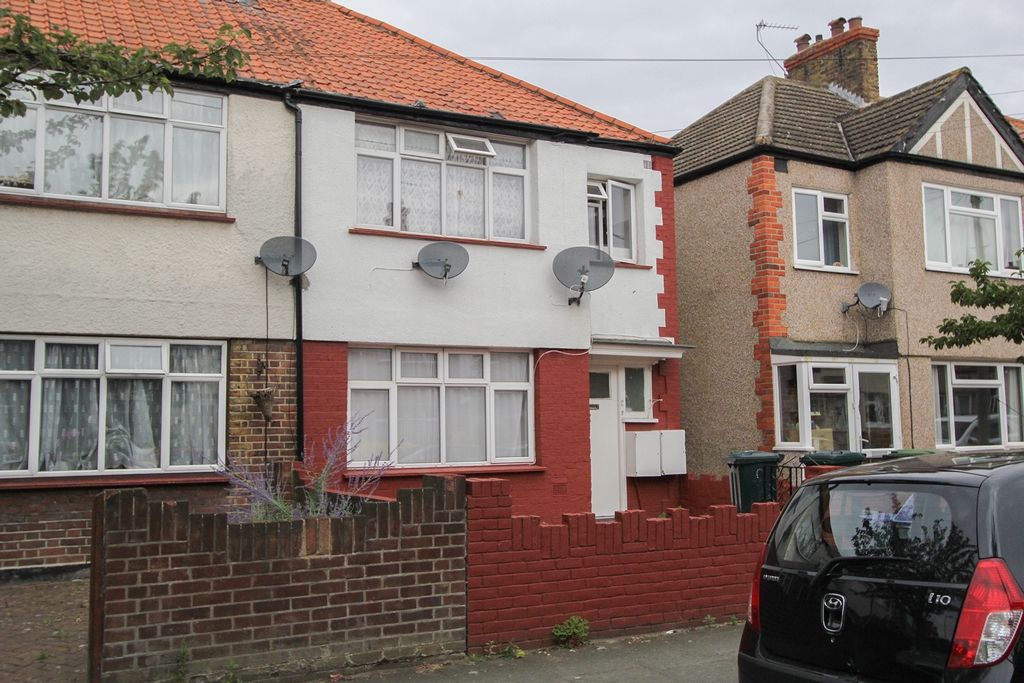 1 bed flat to rent in Castleton Road, Mitcham CR4, £1,200 pcm Zoopla