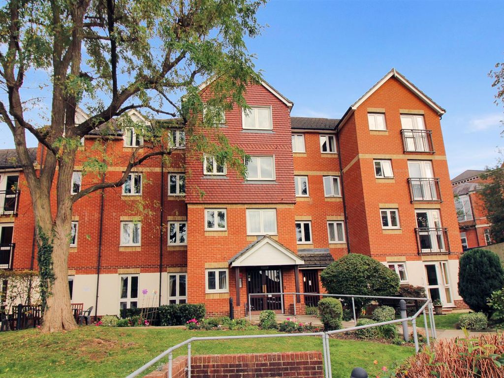 1 bed flat for sale in Willow Road, Aylesbury HP19, £100,000 Zoopla