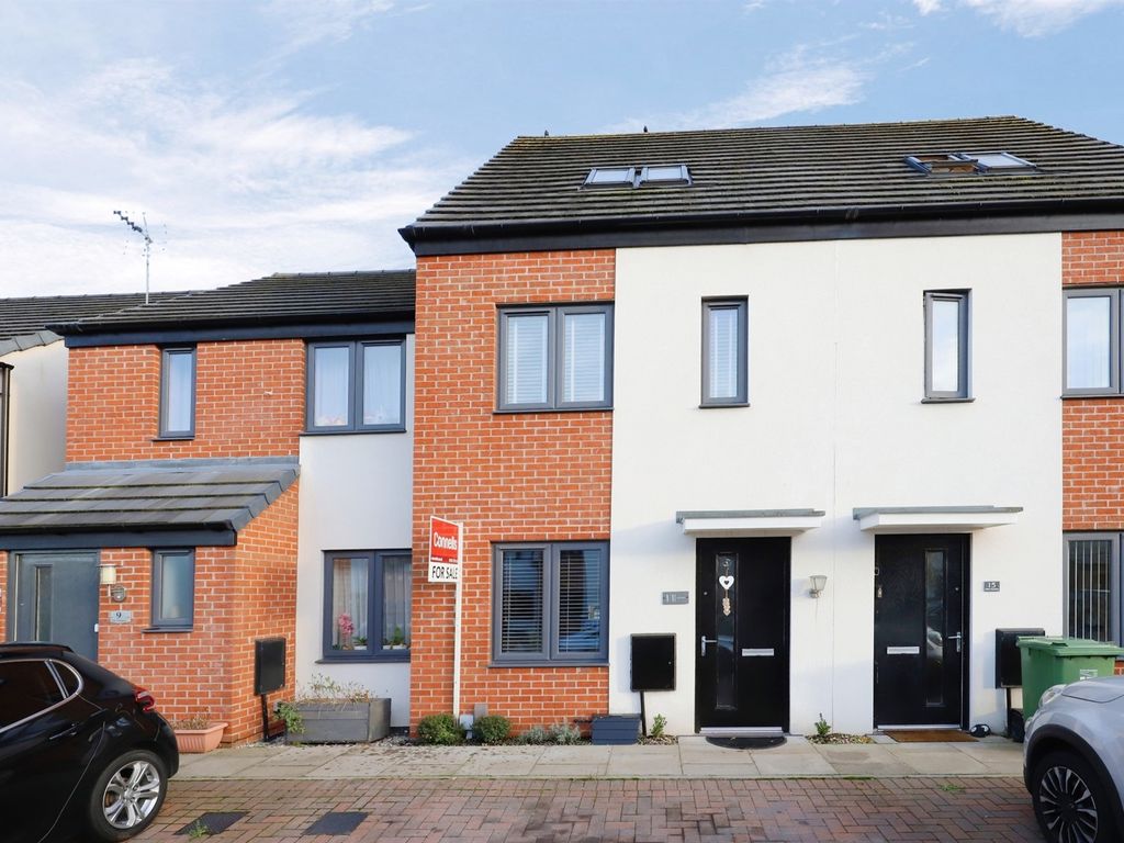 3 bed town house for sale in Ohio Gardens, Oxley, Wolverhampton WV10