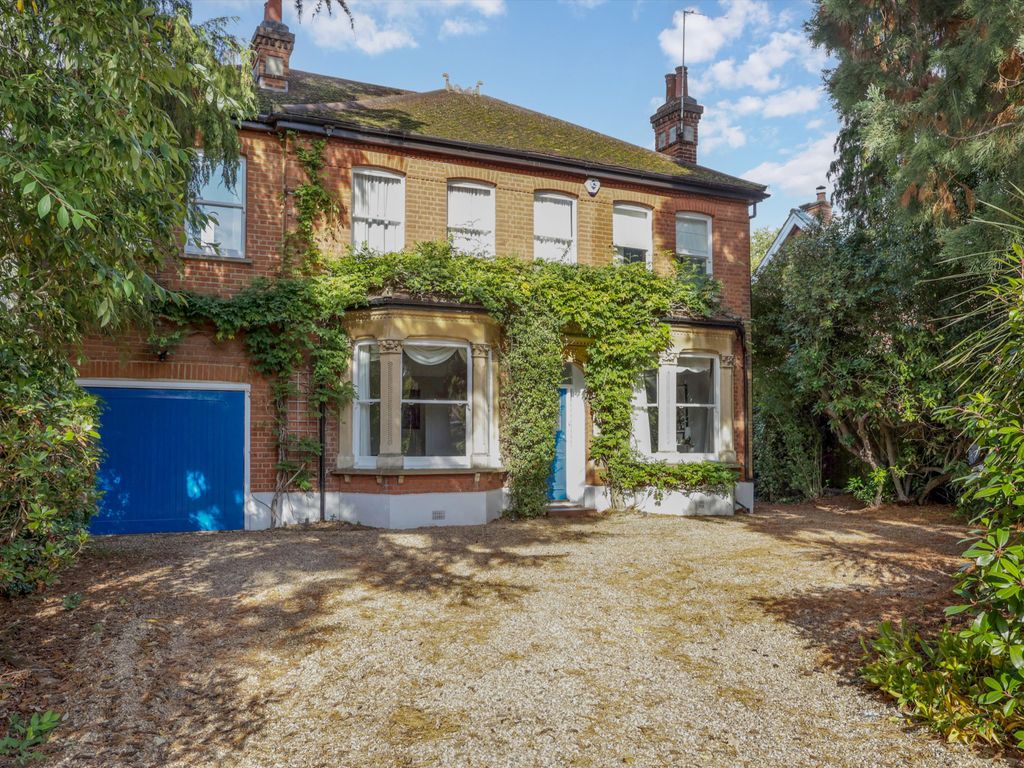 Oatlands Avenue, Weybridge, Surrey KT13  