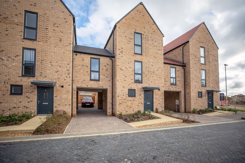 4 bed terraced house to rent in Elder Crescent, Winteringham, St Neots