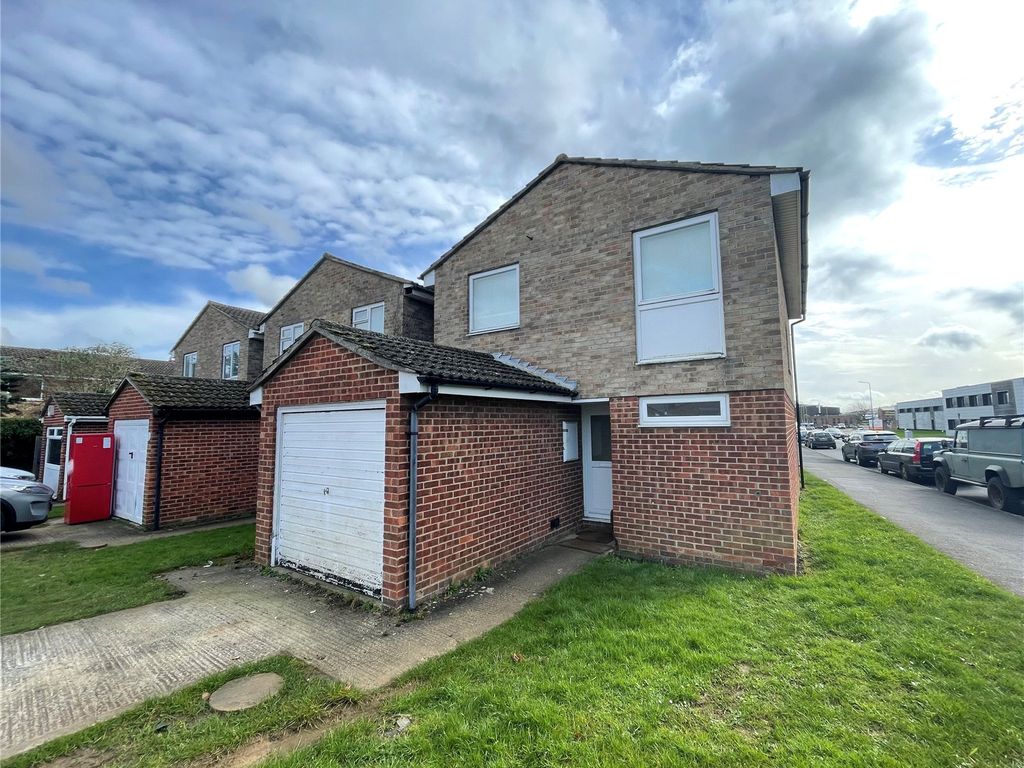 4 bed detached house for sale in Beaufort Close, Bicester OX26, £