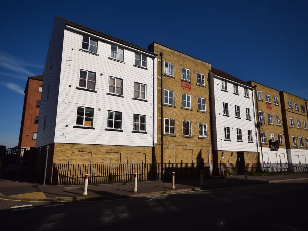 2 bed flat to rent in West Street, Gravesend DA11, £1,250 pcm Zoopla